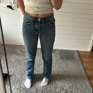Lågmidjade jeans  - Zara midrise jeans bra skick💕