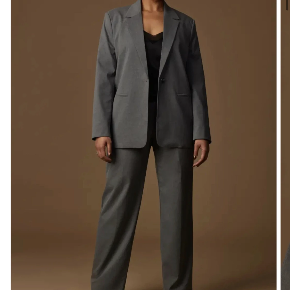 Grått kostymset, Sanne Alexandra