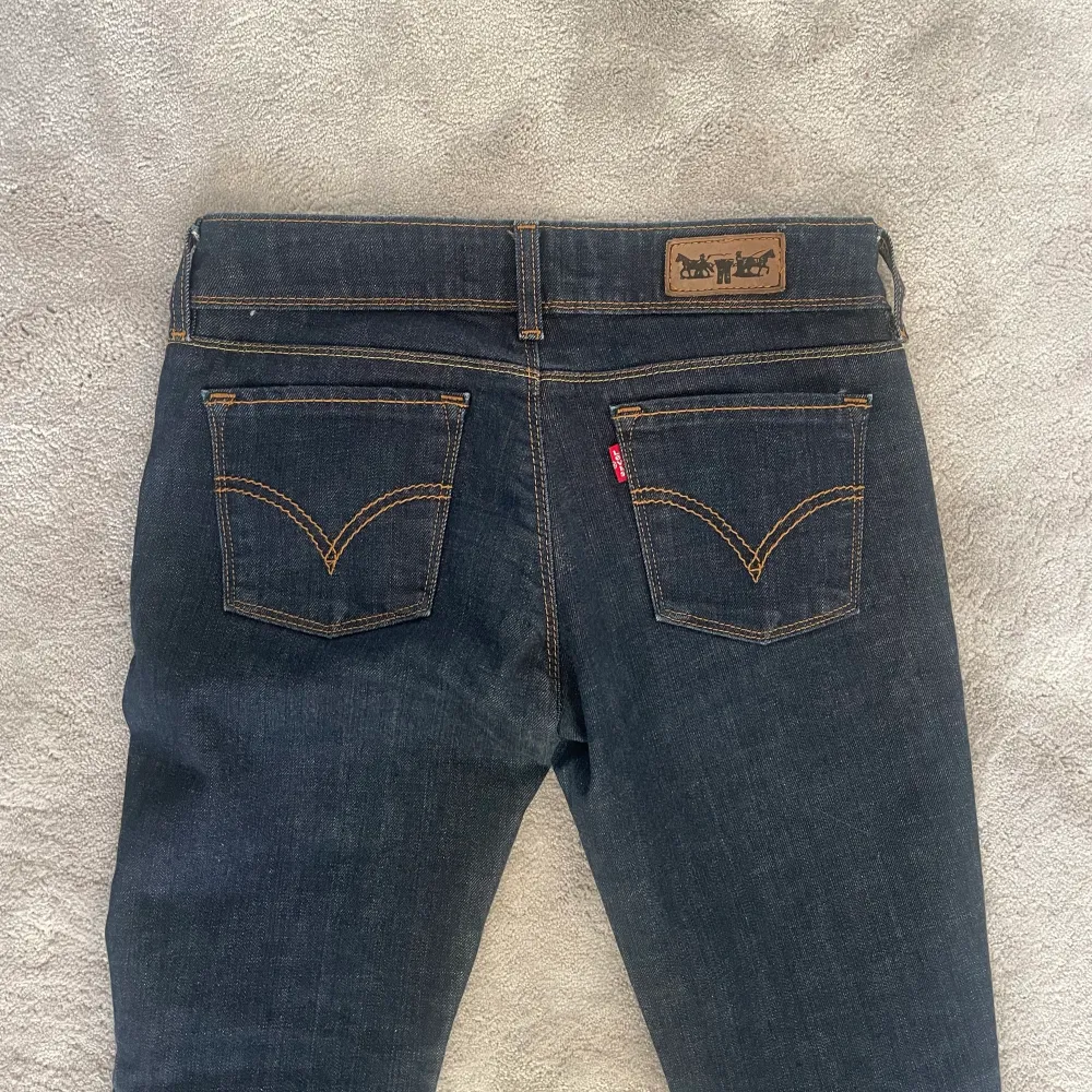 Säljer dessa jättefina lågmidjade Levi’s jeans då de inte passar mig, jättebra skick! Köparen står för frakt 💓. Jeans & Byxor.