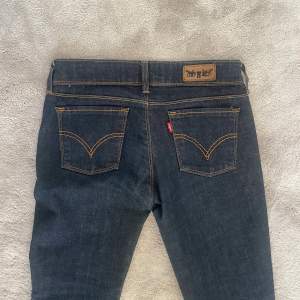 Säljer dessa jättefina lågmidjade Levi’s jeans då de inte passar mig, jättebra skick! Köparen står för frakt 💓