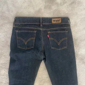 Säljer dessa jättefina lågmidjade Levi’s jeans då de inte passar mig, jättebra skick! Köparen står för frakt 💓