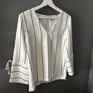 Randig blus  - Randig blus från H&M som inte kommer till användning. Aldrig anbänd, endast provad 