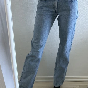 Weekday jeans  - Jag säljer dessa lågmidjade weekday jeans eftersom dom är lite stora på mig. Super fina jeans som har raka ben och är perfekte till våren. Dom är använda två gånger och är köpta för 590kr från weekdays hemsida. Kontakta mig vid funderingar eller intresse💕