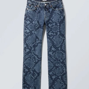 Weekday jeans  - Säljer mina super fina weekday jeans pågrund av att de är för stora. Helt oanvända, lappen finns kvar. Köpte för 690kr men säljer för ca 500kr eftersom de är helt oanvända. 