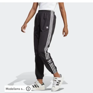 Adidas classic track pants - Byxorna är oanvända och har kvar lappen. Säljer dem för de va lite korta för mig som är 169 cm. Ordinarie pris var 699kr , jag säljer för 499kr.😊