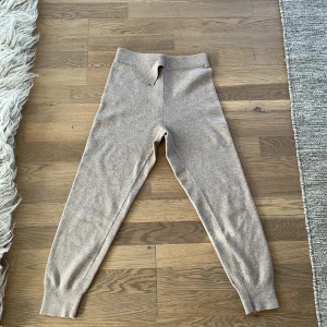 Zara - Ett pat jättesköna mjuksbyxor från zara i storlek 152. Det ör bara använda en gång men inget som syns.