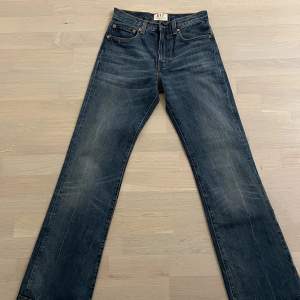 Mörkblå flare jeans från Levis. Storlek 29. Low/mid waist😆Kan diskutera pris