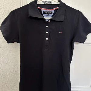 Mörkblå Tommy Hilfiger Polo - Bra skick! Nästan aldrig använd, liten i storlek så närmare S/M