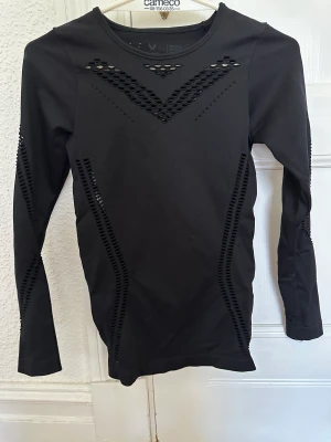 Mönstrad träningströja - Bra material och bra skick, säljes pga för liten 