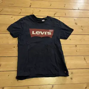 Säljer min blå levis t-shirt då den tyvärr inte passar mig längre, storlek xs, köparen står för frakten