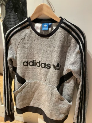 Adidas tröja xs - Sweatshirt i fint skick Storlek XS