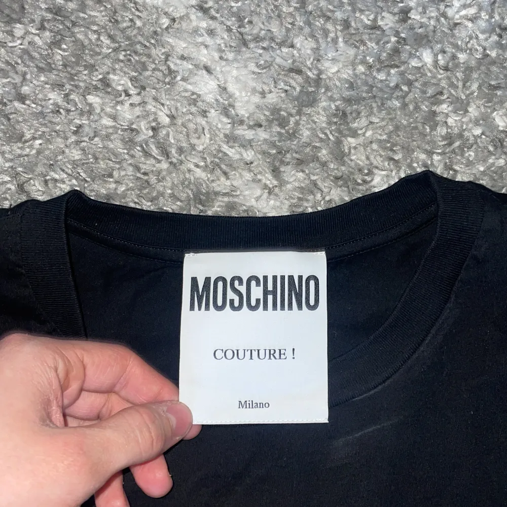 Moschino T-shirt storlek S, skick 9/10 (knappt använd) hör av er vid intresse! Mvh Isak😃. T-shirts.