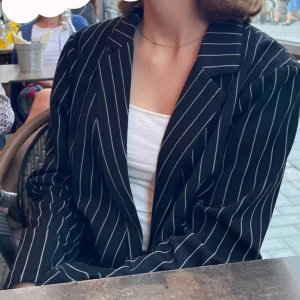 Blazer + skirt från urban outfitters - Mycket fint kostym-set från Urban Outfitters. Kavajen sitter bra på mig som vanligtvis har xs-s i toppar, kjolen är lågmidjad och sitter bra på mig som har midjemått 78cm (ca). Använd 1 gång, orgpris: 1200kr. Pris kan diskuteras!