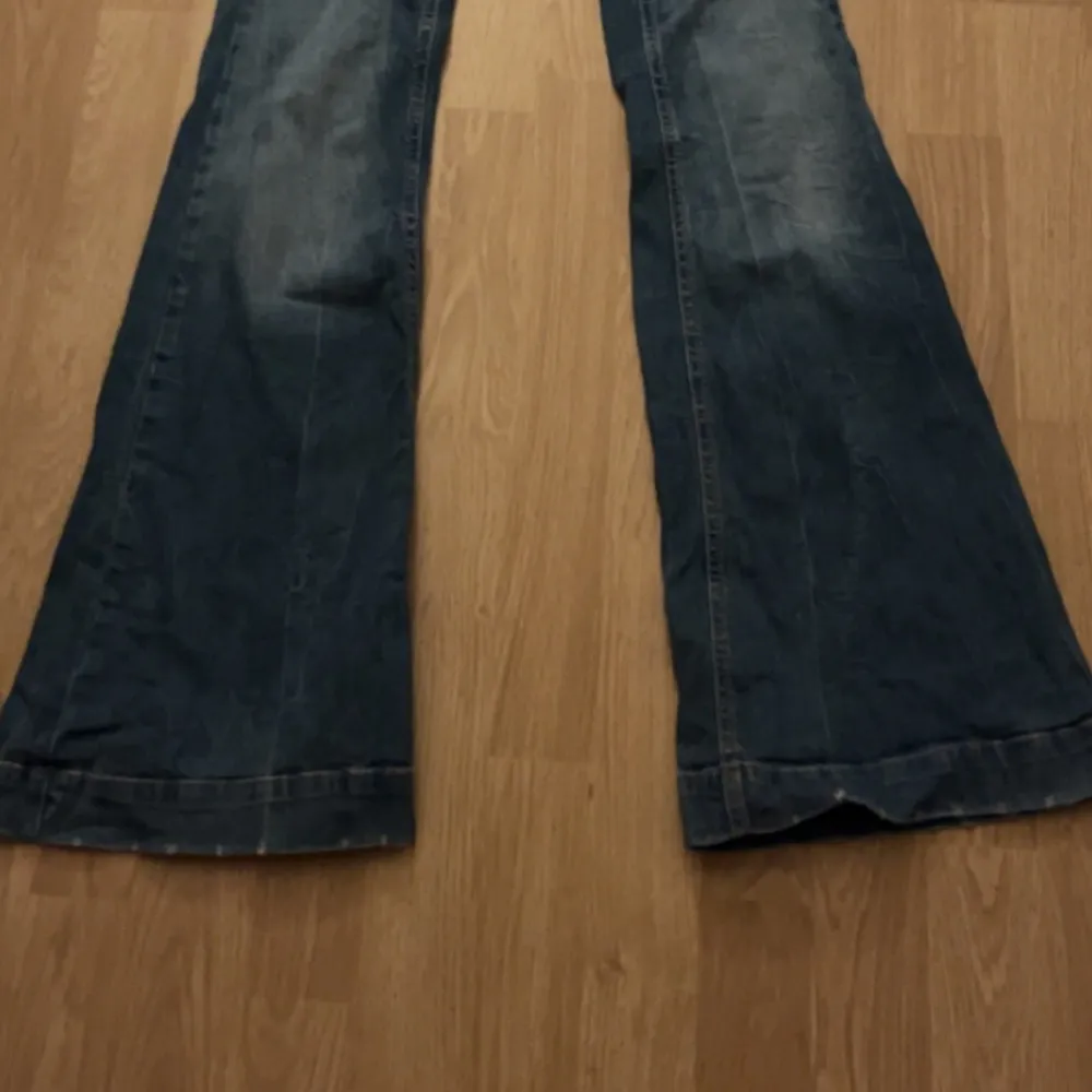 Snygga lågmidjade bootcut jeans, stl 34. Skriv gärna om du har några frågor🫶🏼. Jeans & Byxor.