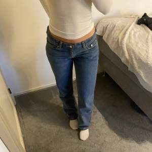 Lågmidjade straight jeans från Weekday! De är i modellen Arrow👖