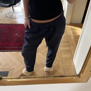 Linnebyxor från H&M - Snygga marinblåa linnebyxor från H&M. 