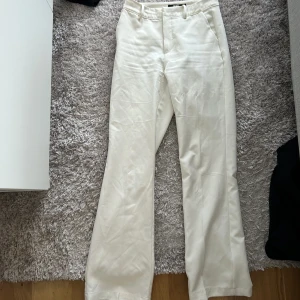 Vita kostymbyxor - Från Bikbok. Storlek 36, bra kvalite.  Blivit små så säljer 🫶🏼💖