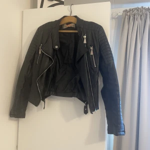 Moto jacket black (chiquelle) - Skinnjacka från Chiquelle i stl 36 ✨