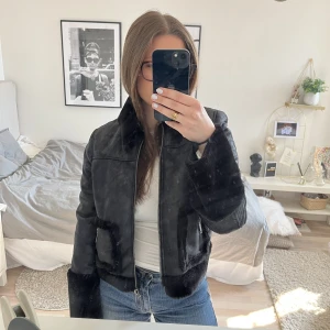 jacka  - Jättefin jacka som tyvärr inte kommer till användning. Nyskick, använd endast ett fåtal gånger.❤️‍🔥❤️‍🔥