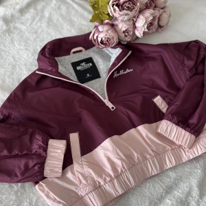 Hollister jacket - Cropped new jacket from Hollister. Pockets on the sides. #hollister #windbreaker 