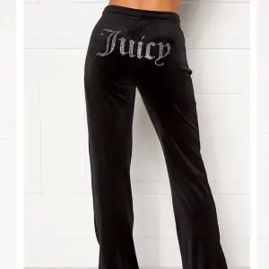 Svarta juicy couture byxor med strass. Som nya. Säljer för att de är förstora. 300kr+frakt . LÅNADE BILDER 