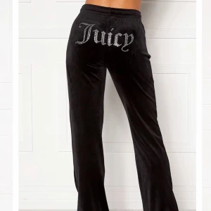 Svarta JUICY COUTURE - Svarta juicy couture byxor med strass. Som nya. Säljer för att de är förstora. 300kr+frakt . LÅNADE BILDER 