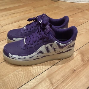 Nike air force 1 low purple skeleton - Helt nya Nike air force 1 low purple skeleton i strl 43. Lyser i mörkret. Stockx Price 254$ Box medföljer inte därför det låga priset