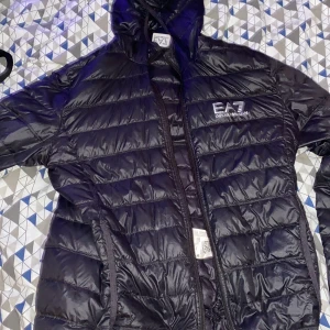 Armani vind jacka  - Litet hål som man kan se på en bild enkel o fixa 