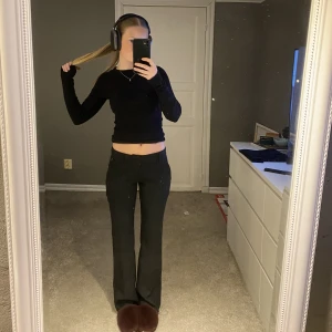 Kostymbyxor - Lågmidjade kostymbyxpr från bikbok i storlek 34. Hade slits på yttersidan som jag har sytt ihop men går att enkelt sprätta upp, fint skick