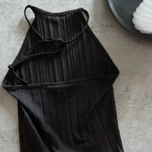 Linne med öppen rygg - Jättefin topp med öppen rygg och snörning, från Monki. Kommer  inte till användning och har använt den få gånger. Väldigt stretchigt material men inte genomskillnig. Skriv för fler bilder💓