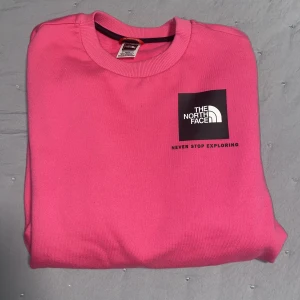 North Face sweatshirt  - Sweatshirt från North face i storlek xs, köpt för 1 år sedan men ej använd många gånger, tröjan är ifrån JDsports och nypris ligger på ca 800kr