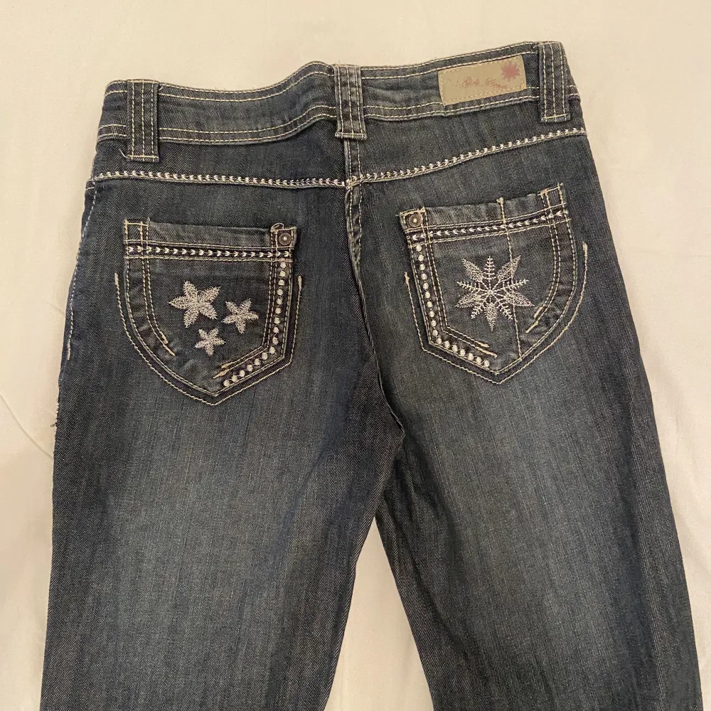 Säljer mina lågmidjade jeans i storlek 152-158. Säljer pga att dem inte kommer till användning. 💕 Erbjud pris privat 💕. Jeans & Byxor.
