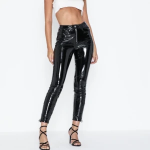 Lackbyxor - Oanvända lackbyxor från only med lappar kvar. Storlek 36, skulle säga att den passar i storlek både upp och ner, dem är väldigt stretchiga. Nypris 430, slutsålda på Nelly. Säljer för 150 + frakt. 