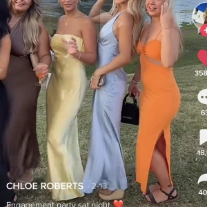 Gul balklänning - Säljer min helt nya och oanvända balklänning från Babyboo 💛💛 Perfekt för studentbal!💕Såååå snygg och lyxig men tyvärr fel storlek för mig! Nypris 1700 (inkl frakt+tull). Hör av dig för fler bilder!💛köp direkt för 1000kr