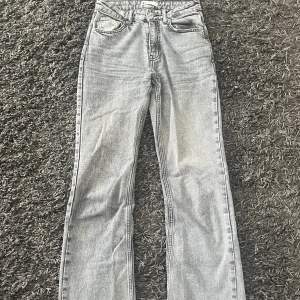 Säljer dessa superfina jeans från ginatricot i grå. De ser lite ljusare ut på bilden än vad de är i verkligheten. Säljer pga lite korta i benen, (178cm). Frakt tillkommer💕