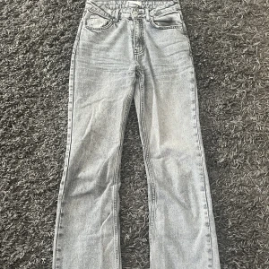Gina jeans  - Säljer dessa superfina jeans från ginatricot i grå. De ser lite ljusare ut på bilden än vad de är i verkligheten. Säljer pga lite korta i benen, (178cm). Frakt tillkommer💕