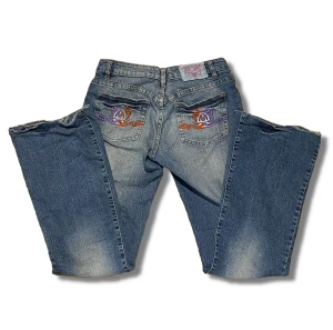 Lågmidjade jeans - Jeans med lågmidja. Detaljer i bakfickorna. W28