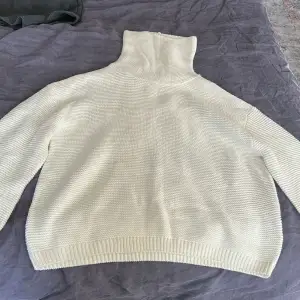 Säljer nu denna knappt använda stickade polo tröjan som är oversized.🤩🥰