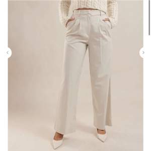 Säljer ett par superfina kostymbyxor från chiquelle modell ”new rules suit pants”  Storlek 36, väldigt fint skick använda en gång 💗