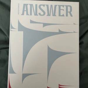 Enhypen album - Allting ingår och är i perfekt skick, köpt för bara nån månad sen. Det är bara ett photocard som följer med eftersom att det andra photocardet har jag köpt själv det kom inte med albumet. Man får välja ett av photocaden själv💗