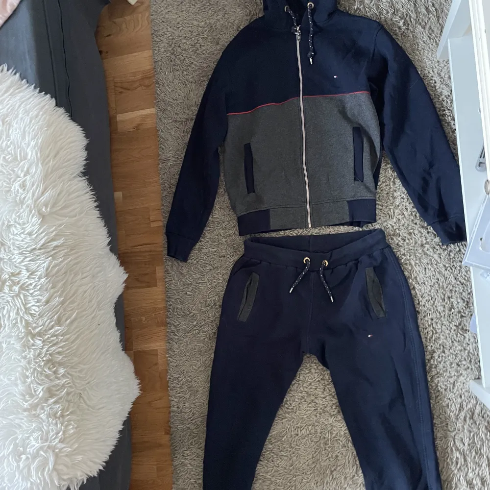 Hej! Jag säljer ett Tommy hilfiger set för ett bra pris men detta set är ej äkta. Men e sköna ändå! Ungdomsstorlek S. Tröjor & Koftor.