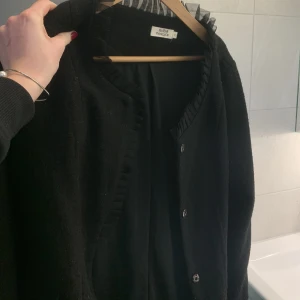 Svart kappa - Så söt svart kappa, perfekt till höst och vår! 