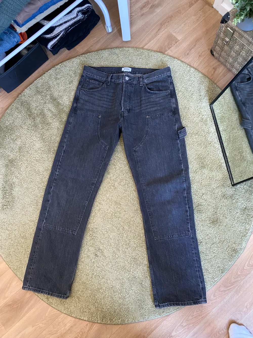 Ett par svarta weekday jeans med lite coola patches på framsida lår. De är i storlek 32 och använda max 5 gånger. Säljer då de inte riktigt passar, fler bilder kan skickas om så önskas.. Jeans & Byxor.