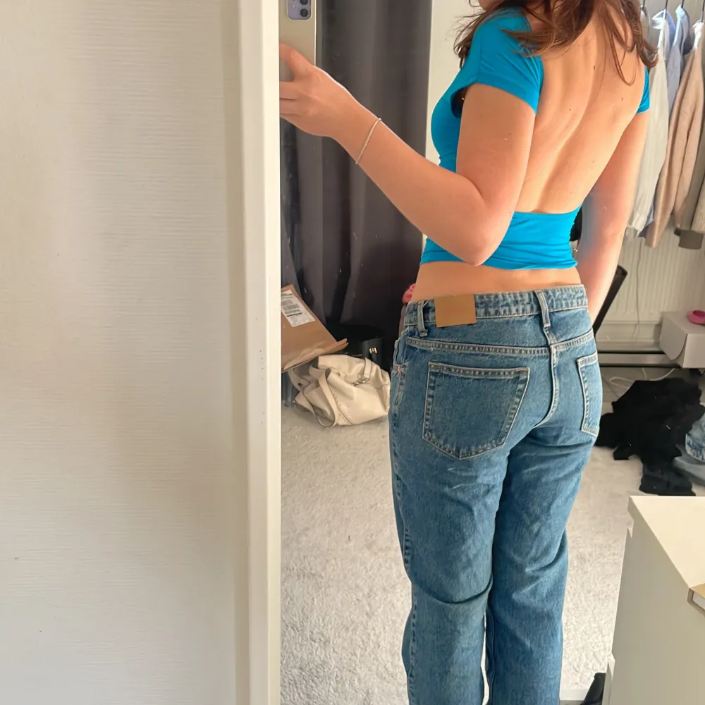 Intressekoll på mina lågmidjade ”arrow” jeans från weekday i färgen ”harper blue”. Storlek 27/32 i jättebra skick. Jag är 165 och de är en perfekt längd på mig! . Jeans & Byxor.