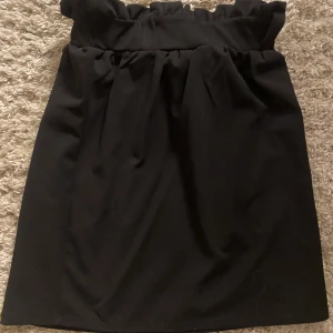 Kjol - En fin kjol, man kan ha skärp till. Bra skick. Storlek Xs. 