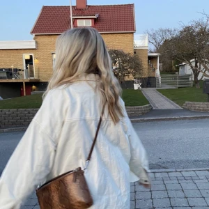 Vår/sommarjacka - Fin vårjacka eller sommarjacka från lager 157 i beige. Säljer då den inte kommer till användning, skicket är som nytt förutom en liten missfärgning (sista bilden)❤️❤️Kan användas som jacka eller skjorta. Lånade bilder. 