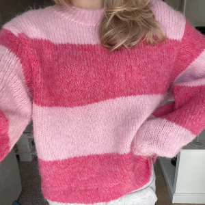 Rosa stickad tröja  - Säljer min superfina stickade tröja från Gina! Köpte för ca ett halvår sen men inte använts så mycke på grund av att det inte riktigt är min färg❤️   (Aktiverade budgivning då många var intresserade😍)  Köp direkt för 350