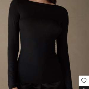 säljer även tröjan i svart! samma här så är den använd 1-2 gånger och är i storlek M💗 hör av er för bilder eller liknande 💗💗