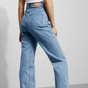 Straight jeans  - Raka jeans i modellen Row från Weekday. I storlek 27/30