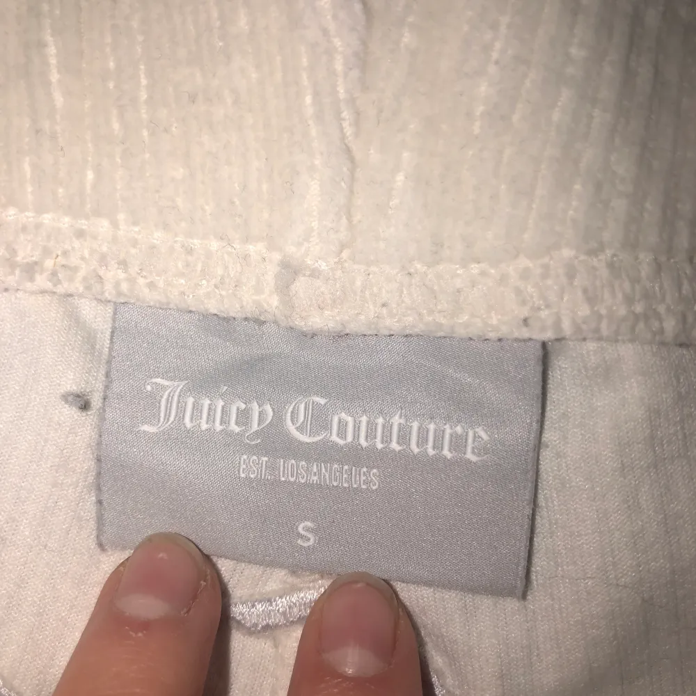 Superfina slutsålda pyjamas byxor från Juicy couture i storleken S men är stora i storleken. Långa på mig som är 169 och är straight i modellen. Aldrig använda då de var för långa💗 . Jeans & Byxor.
